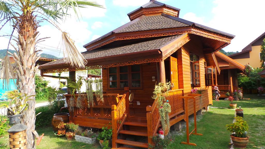 Golden Teak Resort Baan Sapparot Камала Бийч Стая снимка